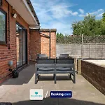 Serviced Accommodation London,4 Bed House,Sleeps 7 On 4 Or 7 Beds,4 Car Driveway,Wifi,The London Stay Short Let Heathrow,Long Term Stays Welcome