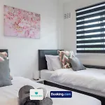 Serviced Accommodation London,4 Bed House,Sleeps 7 On 4 Or 7 Beds,4 Car Driveway,Wifi,The London Stay Short Let Heathrow,Long Term Stays Welcome