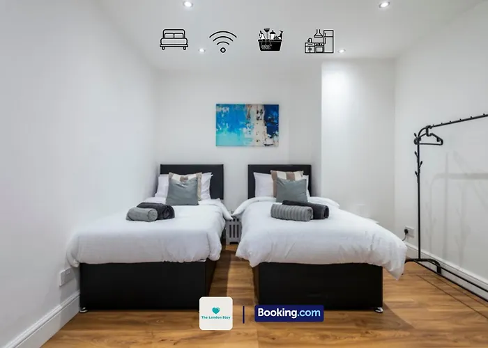 Serviced Accommodation London,4 Bed House,Sleeps 7 On 4 Or 7 Beds,4 Car Driveway,Wifi,The London Stay Short Let Heathrow,Long Term Stays Welcome