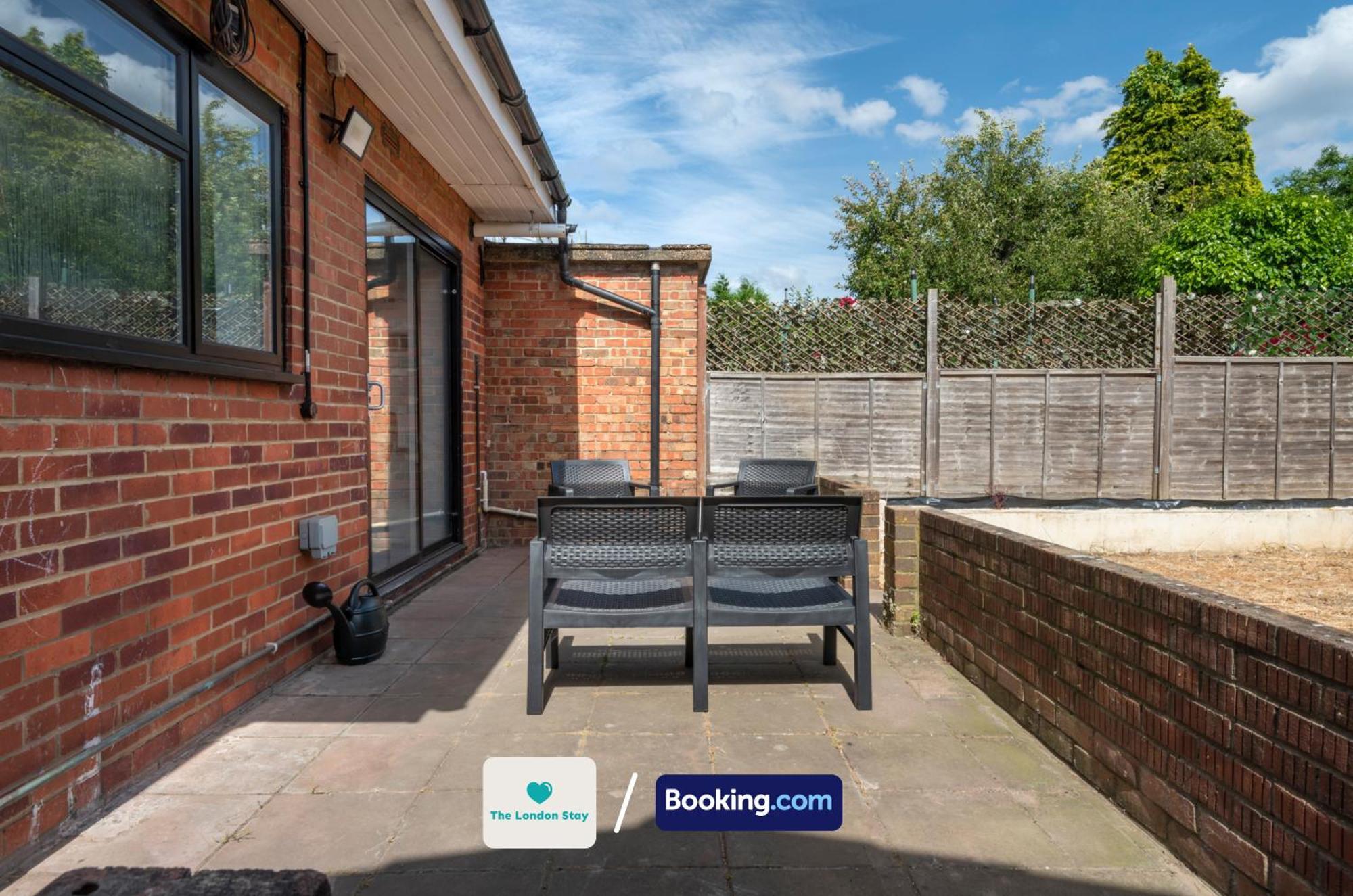 Serviced London,4 Bed House,sleeps 7 On 4 Or 7 Beds,4 Car Driveway,wifi,the London Short Let Heathrow,long Term Welcome