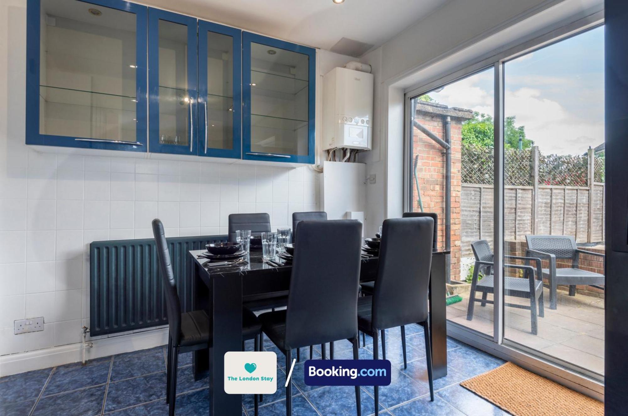 Holiday home Serviced London,4 Bed House,sleeps 7 On 4 Or 7 Beds,4 Car Driveway,wifi,the London Short Let Heathrow,long Term Welcome *