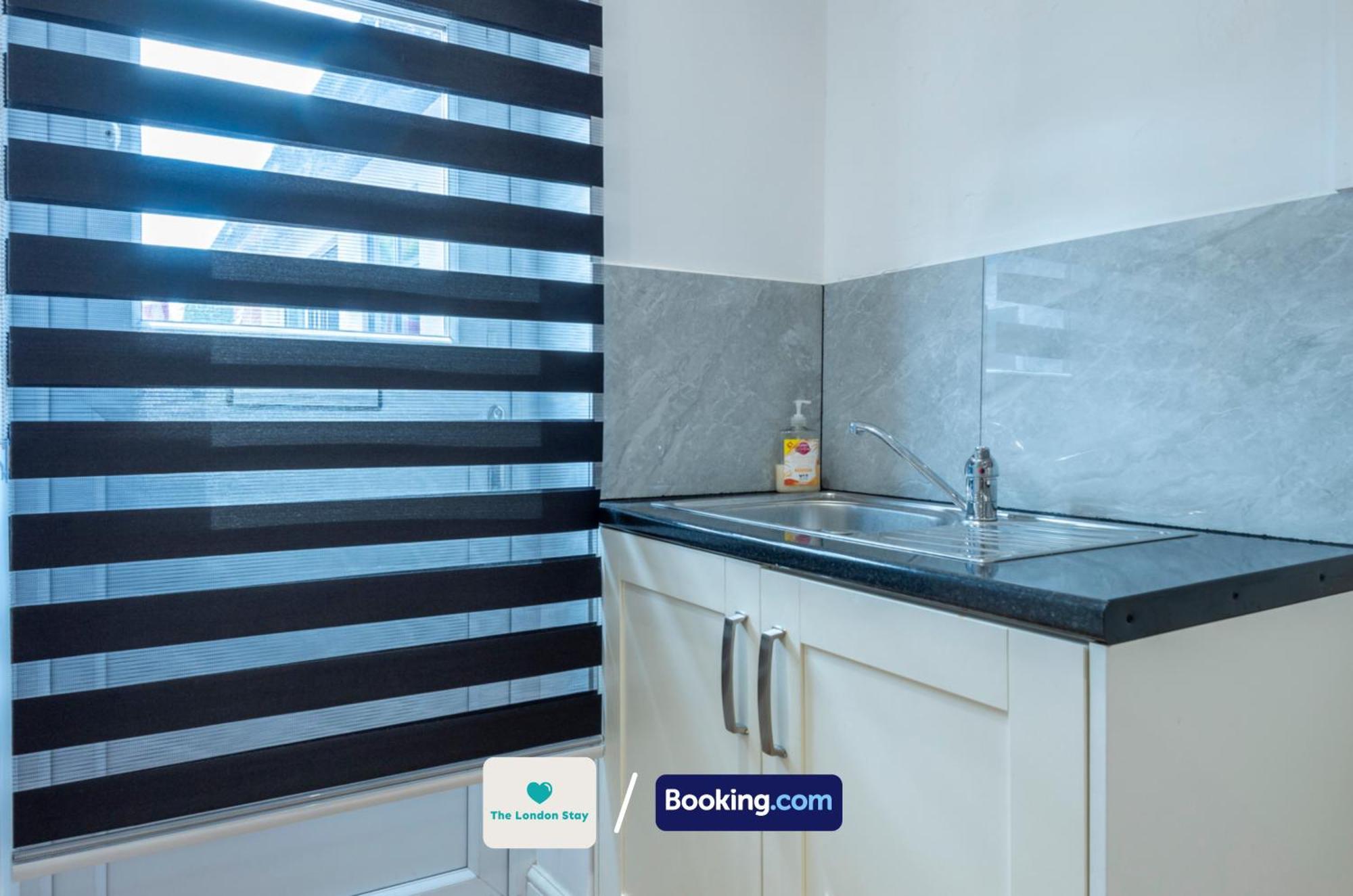 Serviced London,4 Bed House,sleeps 7 On 4 Or 7 Beds,4 Car Driveway,wifi,the London Short Let Heathrow,long Term Welcome *
