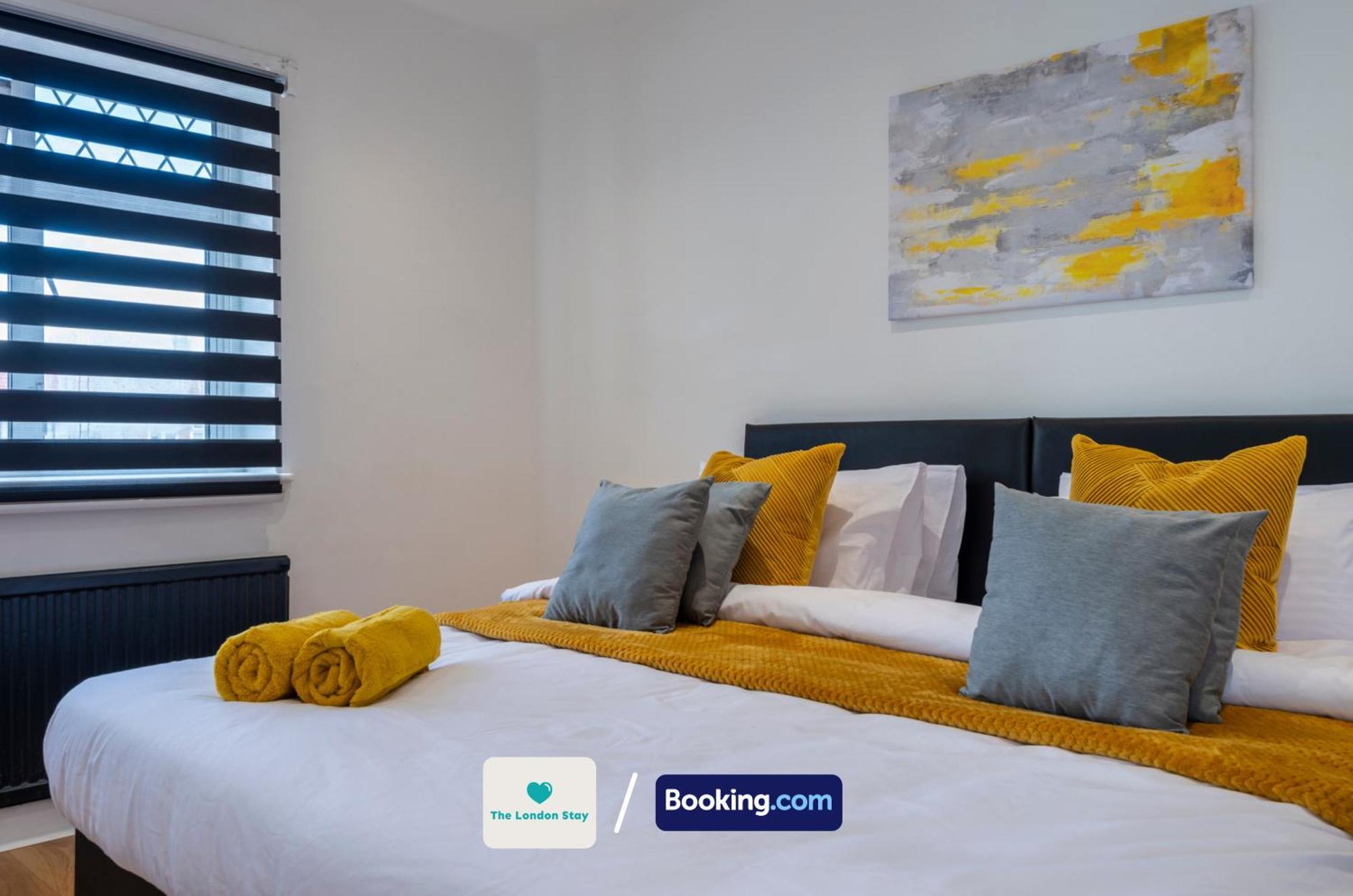 Serviced London,4 Bed House,sleeps 7 On 4 Or 7 Beds,4 Car Driveway,wifi,the London Short Let Heathrow,long Term Welcome Holiday home