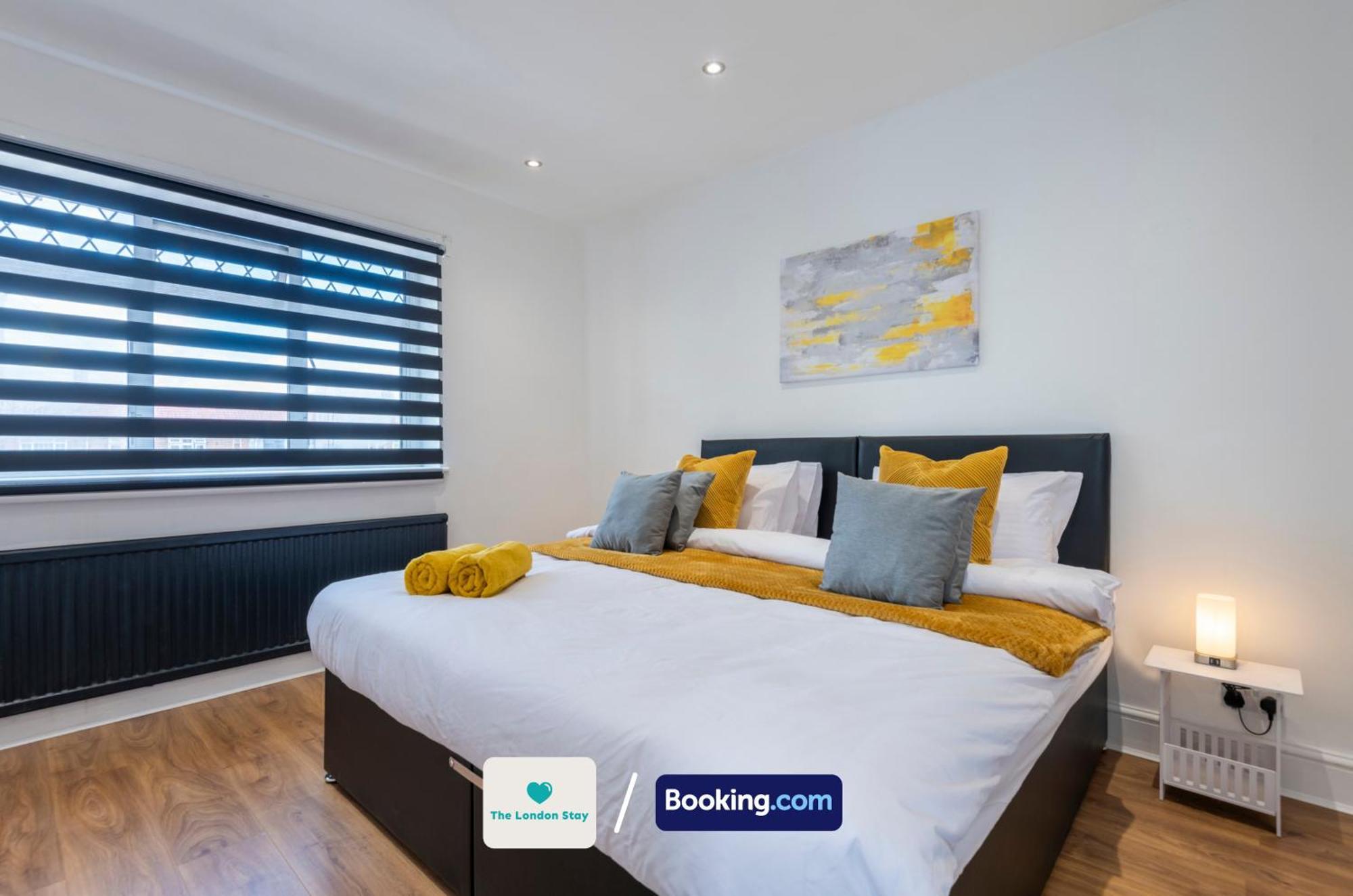 Serviced London,4 Bed House,sleeps 7 On 4 Or 7 Beds,4 Car Driveway,wifi,the London Short Let Heathrow,long Term Welcome