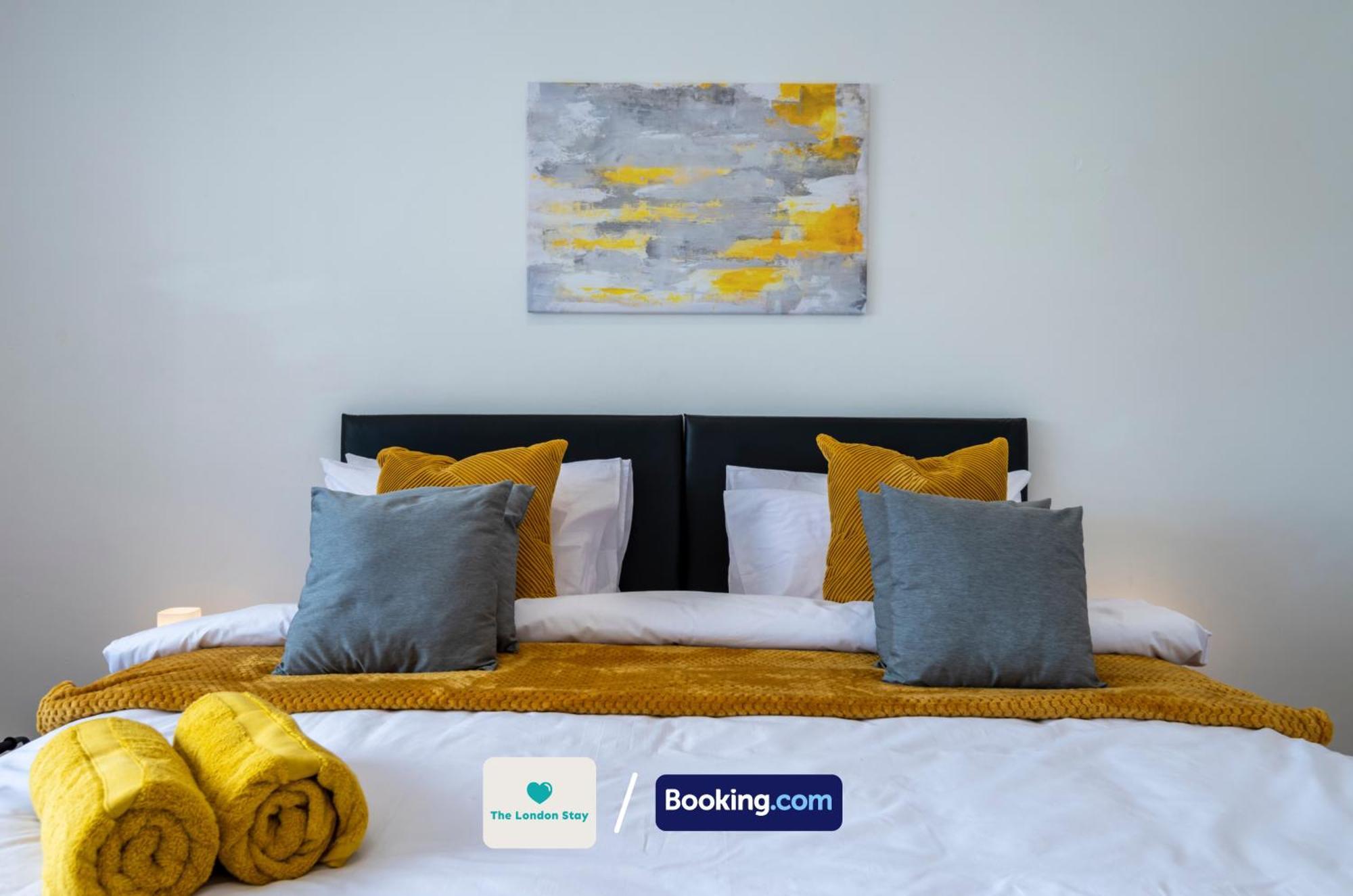 Serviced London,4 Bed House,sleeps 7 On 4 Or 7 Beds,4 Car Driveway,wifi,the London Short Let Heathrow,long Term Welcome Holiday home