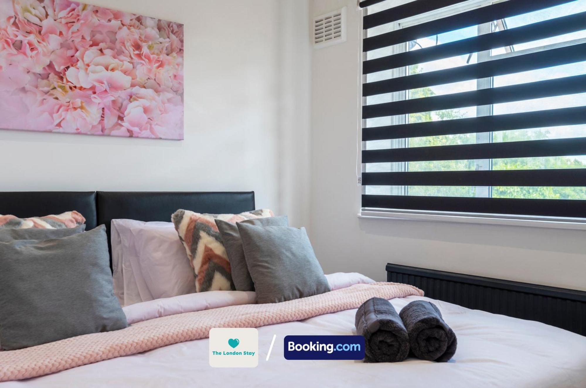Holiday home Serviced London,4 Bed House,sleeps 7 On 4 Or 7 Beds,4 Car Driveway,wifi,the London Short Let Heathrow,long Term Welcome *
