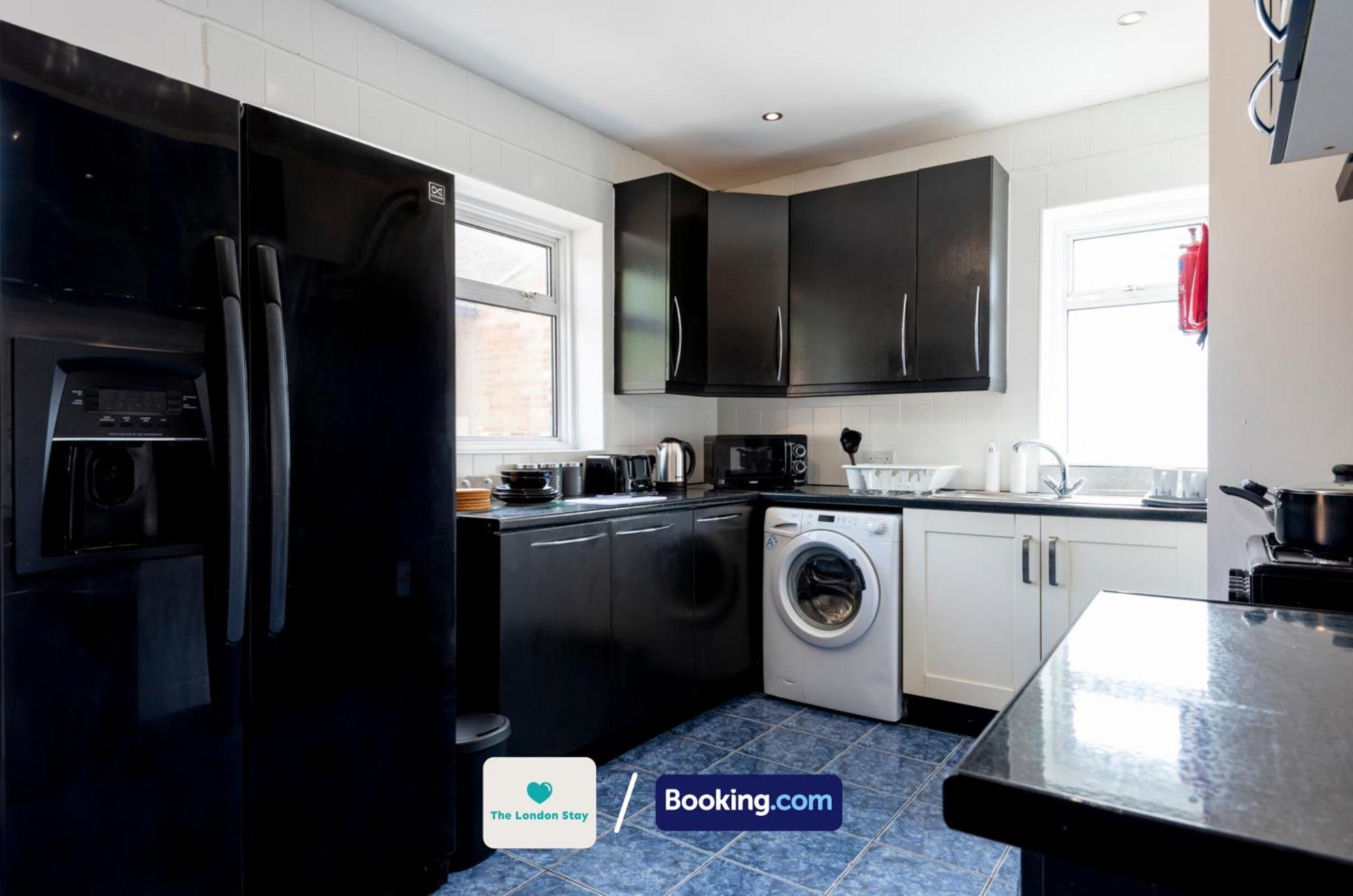 Holiday home Serviced London,4 Bed House,sleeps 7 On 4 Or 7 Beds,4 Car Driveway,wifi,the London Short Let Heathrow,long Term Welcome