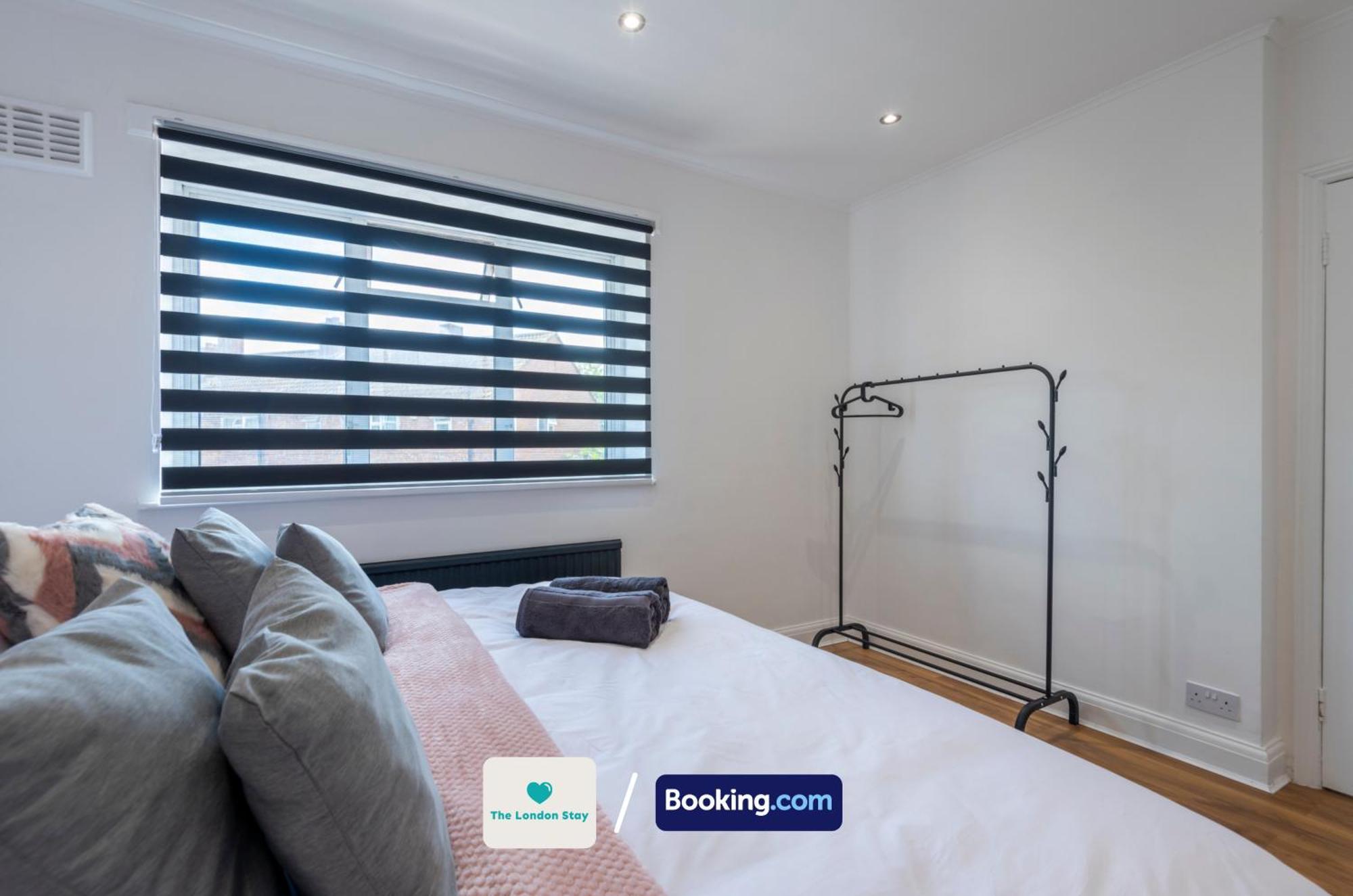 Holiday home Serviced London,4 Bed House,sleeps 7 On 4 Or 7 Beds,4 Car Driveway,wifi,the London Short Let Heathrow,long Term Welcome *