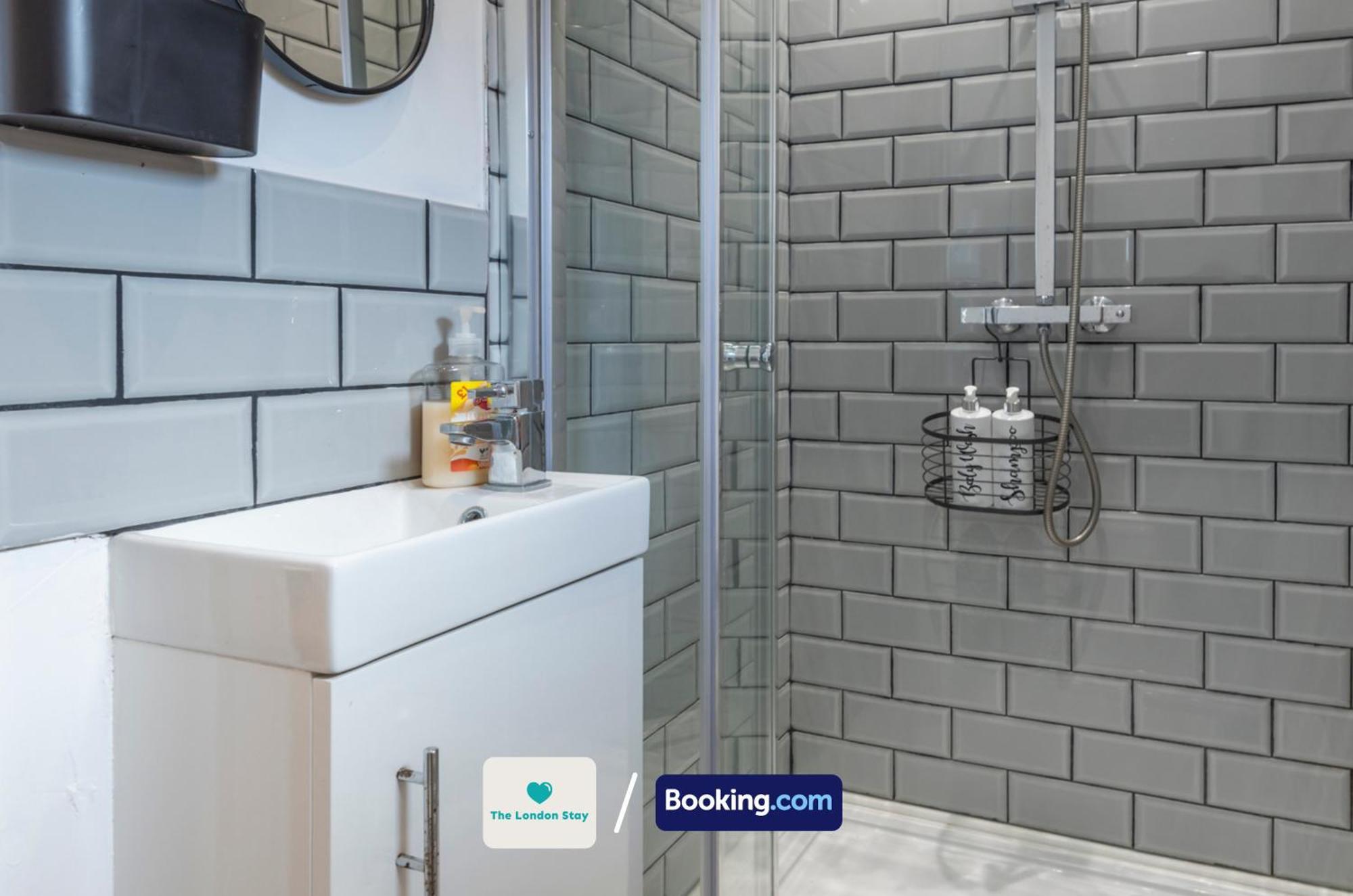 Holiday home Serviced London,4 Bed House,sleeps 7 On 4 Or 7 Beds,4 Car Driveway,wifi,the London Short Let Heathrow,long Term Welcome Hounslow