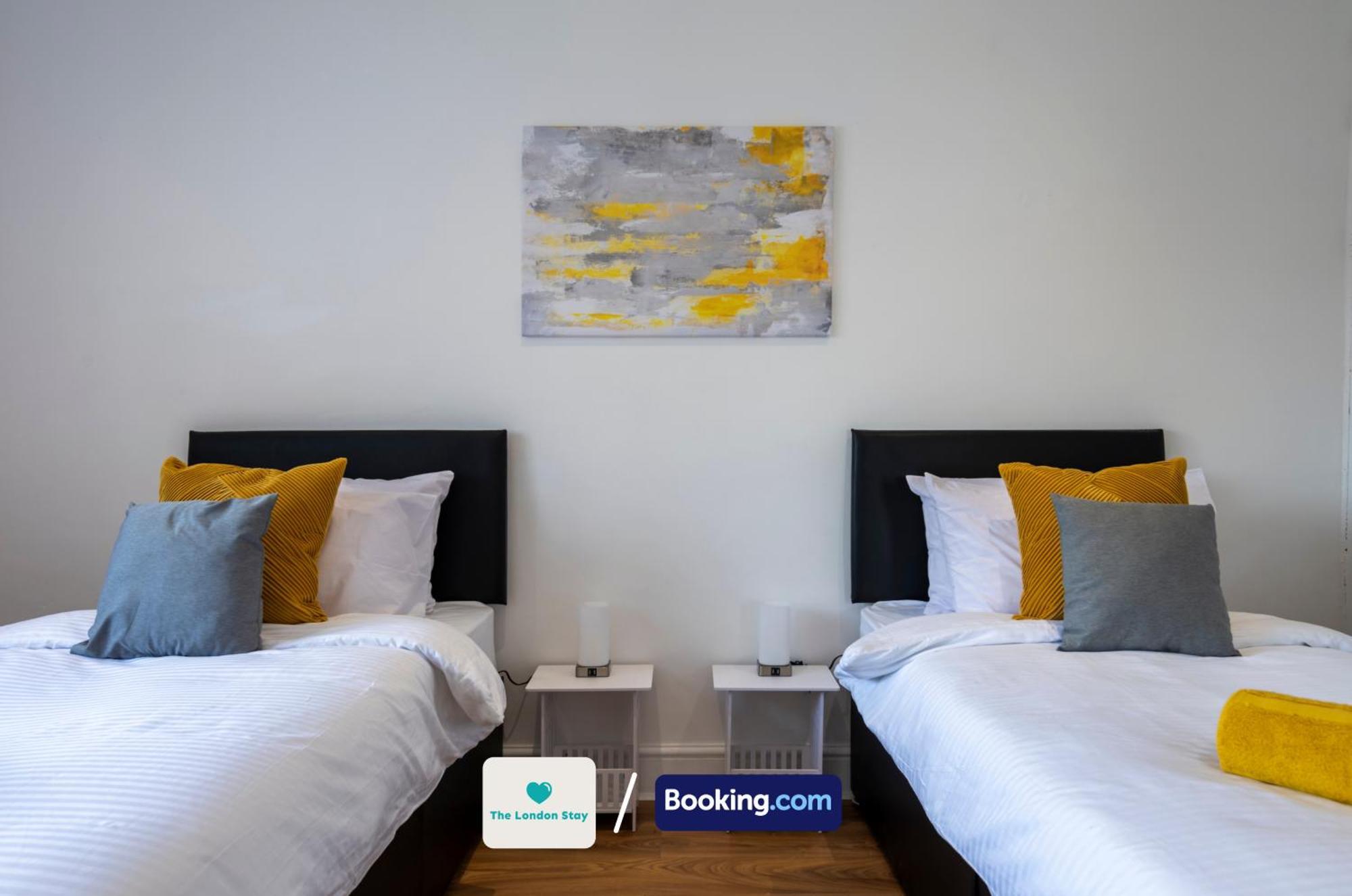 Serviced London,4 Bed House,sleeps 7 On 4 Or 7 Beds,4 Car Driveway,wifi,the London Short Let Heathrow,long Term Welcome Hounslow