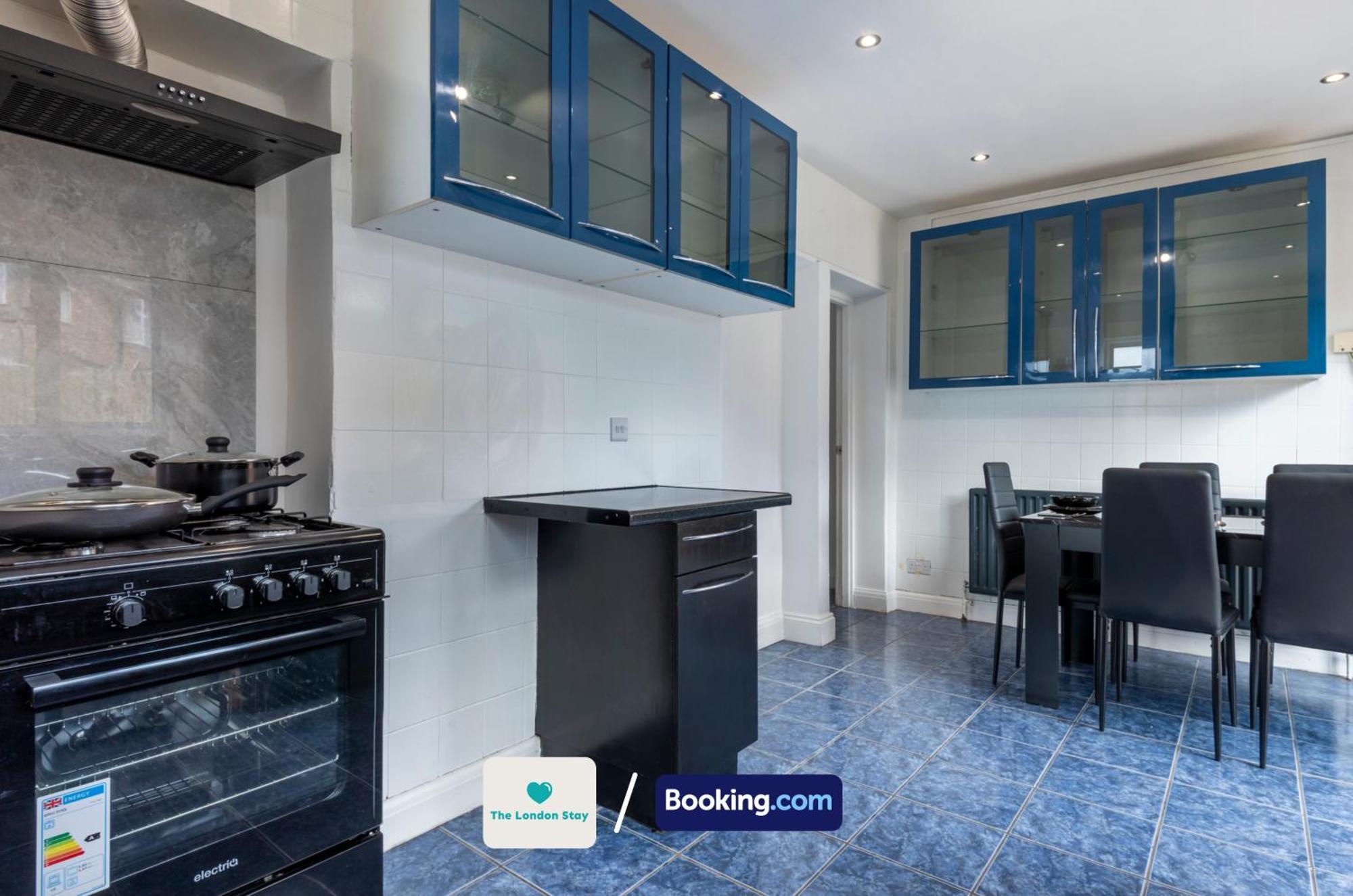 Holiday home Serviced London,4 Bed House,sleeps 7 On 4 Or 7 Beds,4 Car Driveway,wifi,the London Short Let Heathrow,long Term Welcome