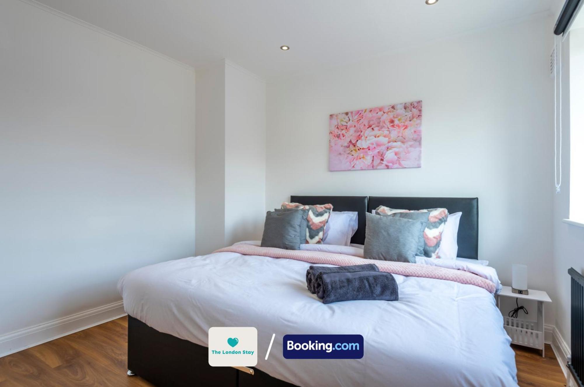 Serviced London,4 Bed House,sleeps 7 On 4 Or 7 Beds,4 Car Driveway,wifi,the London Short Let Heathrow,long Term Welcome Holiday home