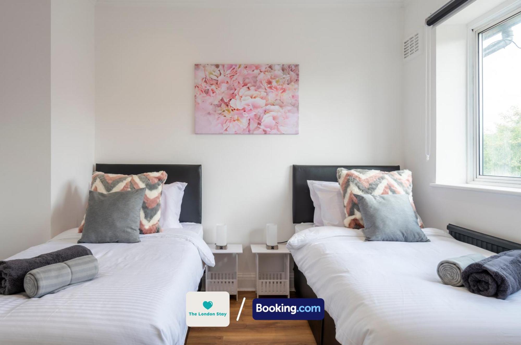 Holiday home Serviced London,4 Bed House,sleeps 7 On 4 Or 7 Beds,4 Car Driveway,wifi,the London Short Let Heathrow,long Term Welcome *