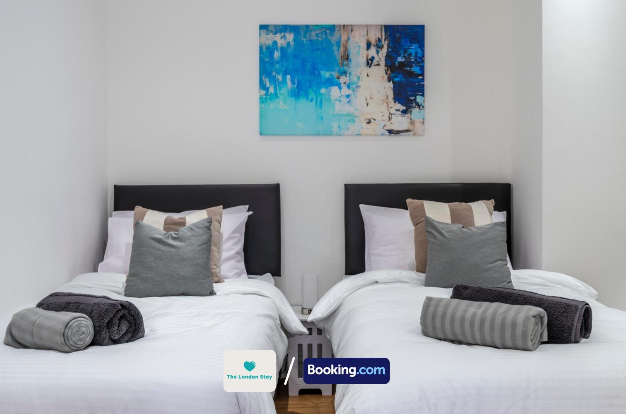 Serviced London,4 Bed House,sleeps 7 On 4 Or 7 Beds,4 Car Driveway,wifi,the London Short Let Heathrow,long Term Welcome Holiday home Hounslow
