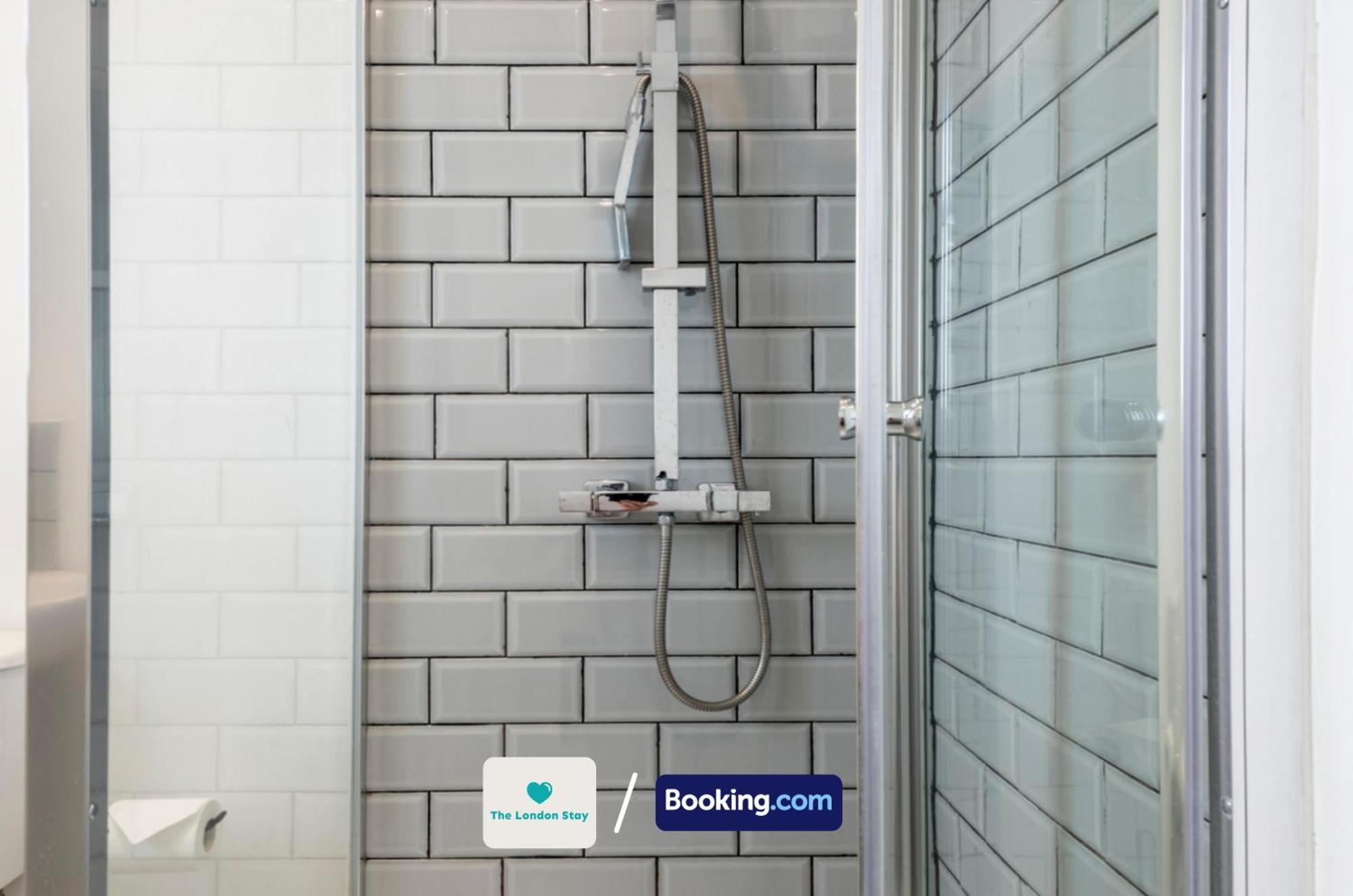 Serviced London,4 Bed House,sleeps 7 On 4 Or 7 Beds,4 Car Driveway,wifi,the London Short Let Heathrow,long Term Welcome *