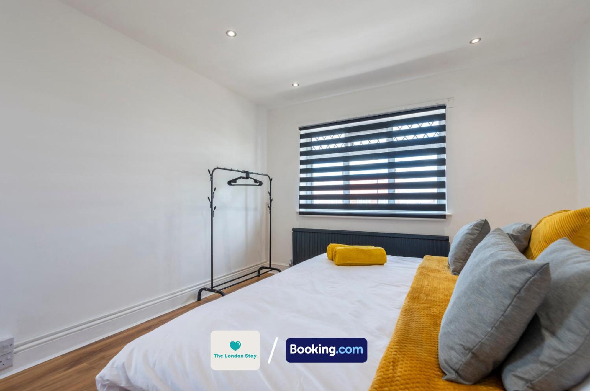 Serviced London,4 Bed House,sleeps 7 On 4 Or 7 Beds,4 Car Driveway,wifi,the London Short Let Heathrow,long Term Welcome Hounslow