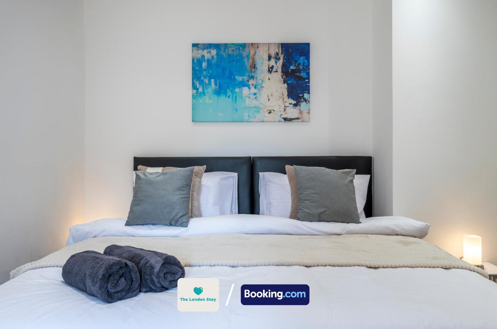Holiday home Serviced London,4 Bed House,sleeps 7 On 4 Or 7 Beds,4 Car Driveway,wifi,the London Short Let Heathrow,long Term Welcome