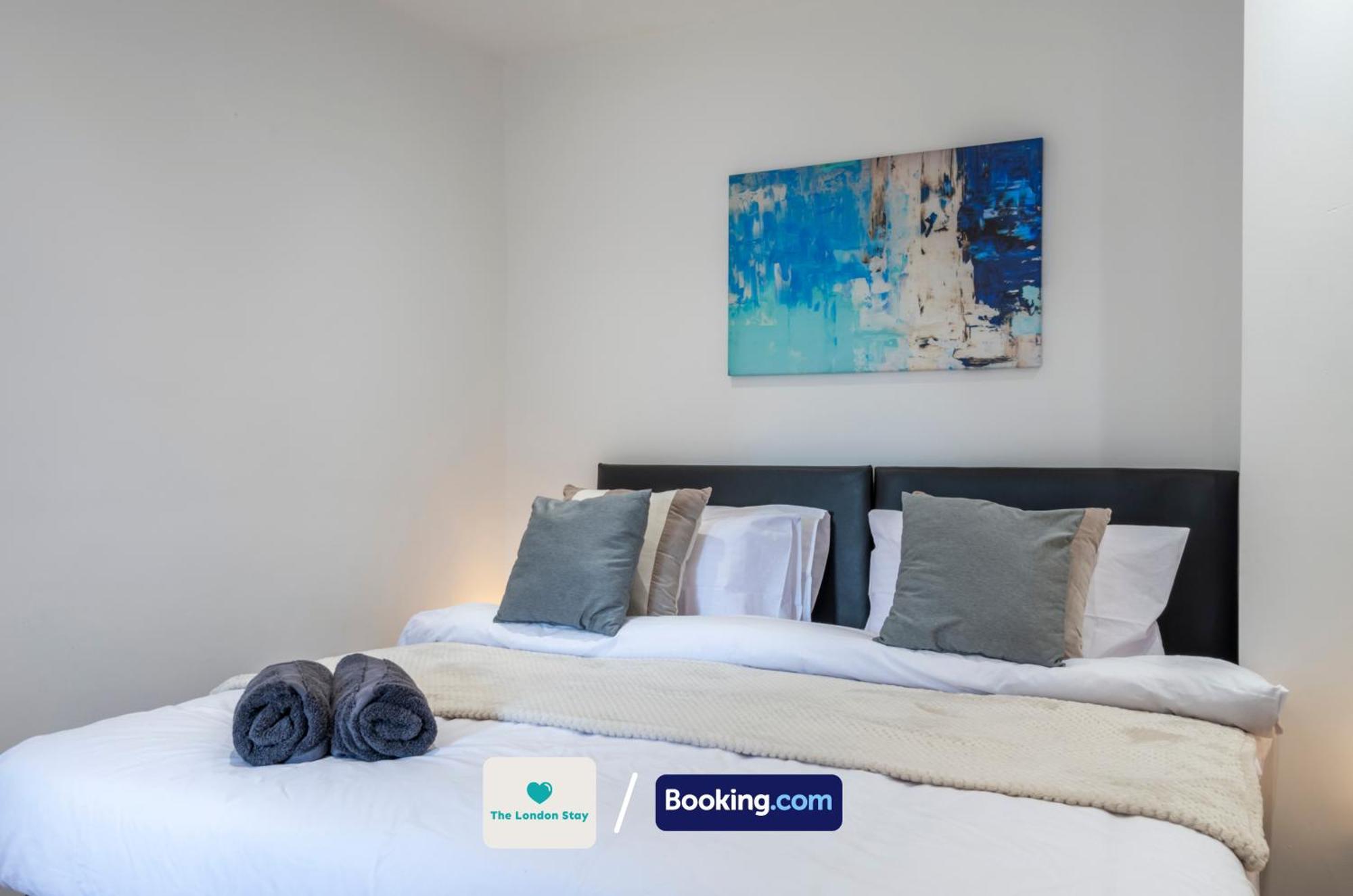 Serviced London,4 Bed House,sleeps 7 On 4 Or 7 Beds,4 Car Driveway,wifi,the London Short Let Heathrow,long Term Welcome Holiday home *