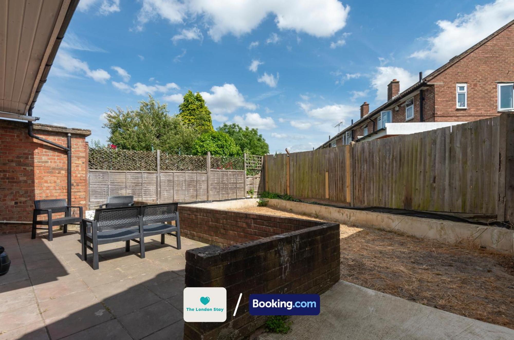 Serviced London,4 Bed House,sleeps 7 On 4 Or 7 Beds,4 Car Driveway,wifi,the London Short Let Heathrow,long Term Welcome * Hounslow