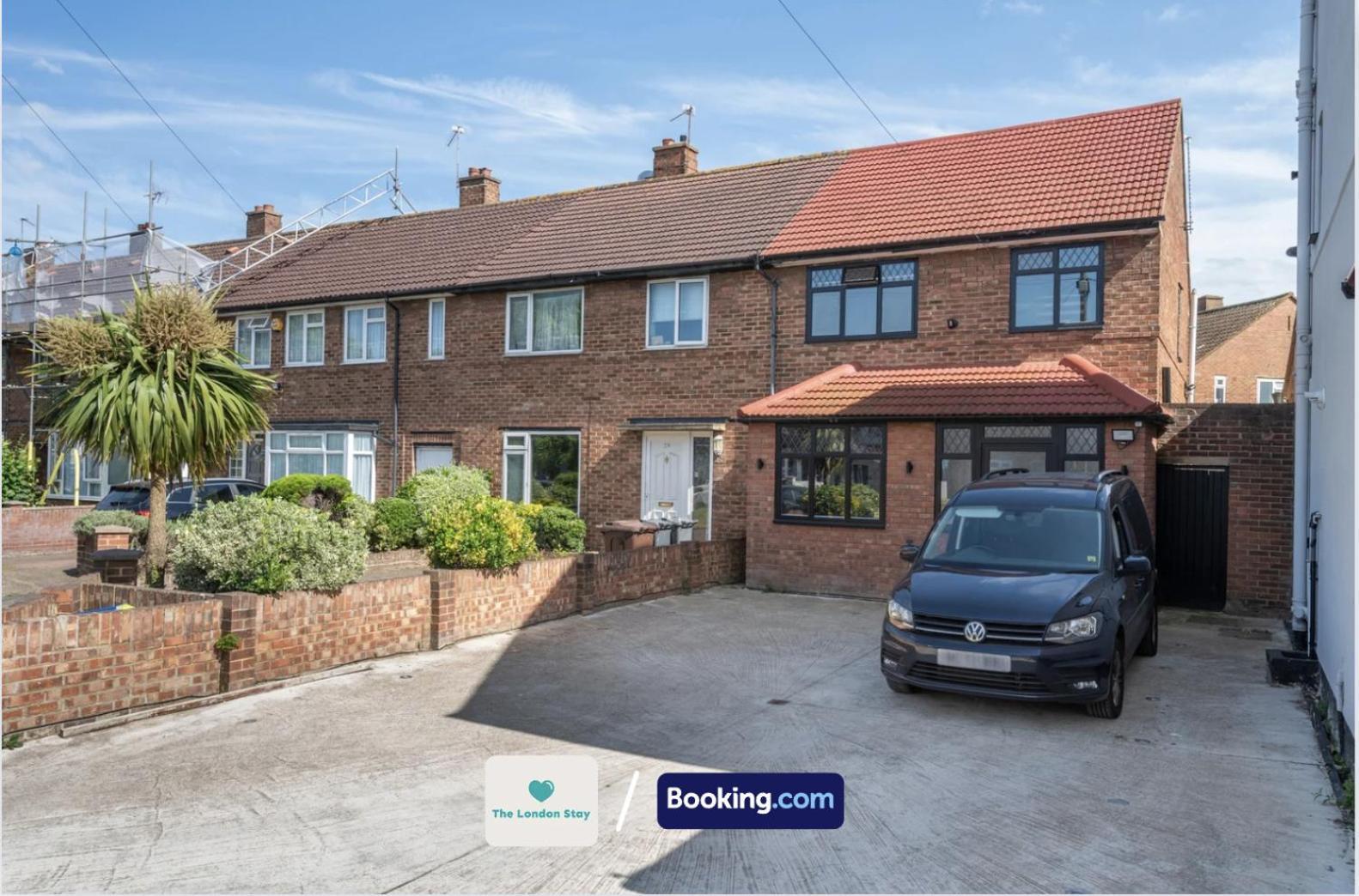 Serviced London,4 Bed House,sleeps 7 On 4 Or 7 Beds,4 Car Driveway,wifi,the London Short Let Heathrow,long Term Welcome Holiday home Hounslow