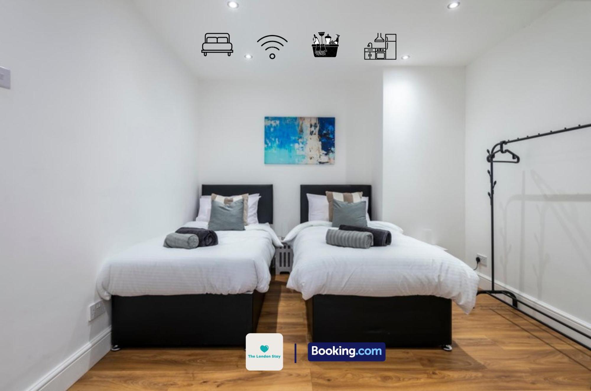 Holiday home Serviced London,4 Bed House,sleeps 7 On 4 Or 7 Beds,4 Car Driveway,wifi,the London Short Let Heathrow,long Term Welcome Hounslow